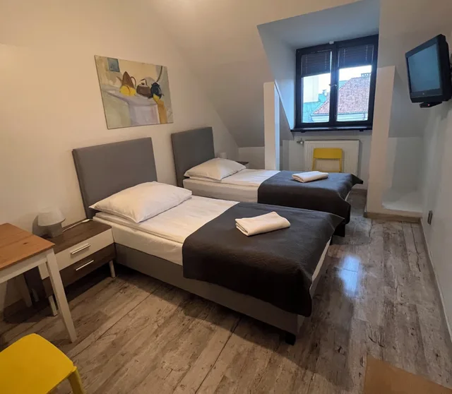غرفة قياسية بسريرين منفصلين، Oki Doki Old Town Hostel 2/6