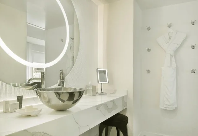 استوديو بسريرين مزدوجين، The Valorian Los Angeles, Curio Collection by Hilton 1/2