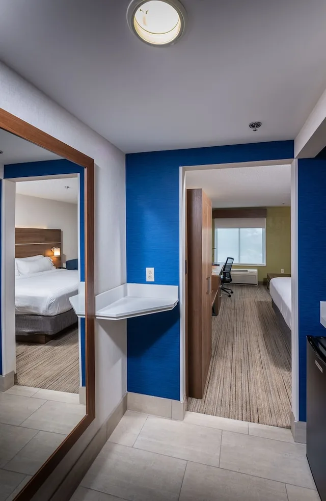 غرفة قياسية بسرير كينج مع أريكة، Holiday Inn Express Newport North - Middletown 10/10