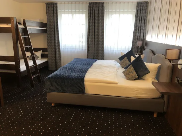 غرفة عائلية رباعية بسرير كوين مع أريكة، Lobinger Hotel Weisses Ross 6/10