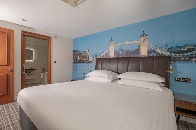 جناح فاخر بسرير كينج، Millennium Hotel and Conference Centre Gloucester London 3/6