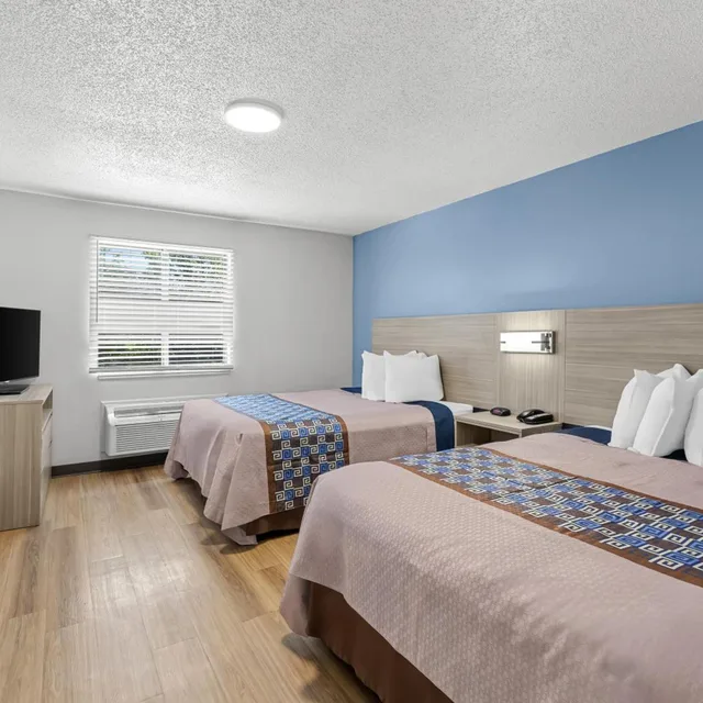 غرفة عائلية مع أريكة، Suburban Studios Copley Akron West 1/5