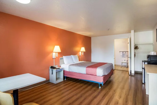 2 Queen Beds Mobility Accessible Tub Nsmk، Motel6 Vancouver, WA 3/7