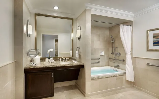 Room, King Bed, Bay View, Accessible، Balboa Bay Resort 7/7