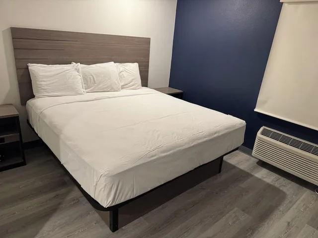 Efficiency, King Bed، Baymont by Wyndham Dickinson 3/4