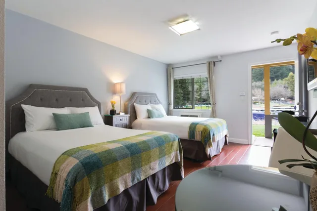 Room, Double Bed, Lake View, The Lodge At Blue Lakes 2/2