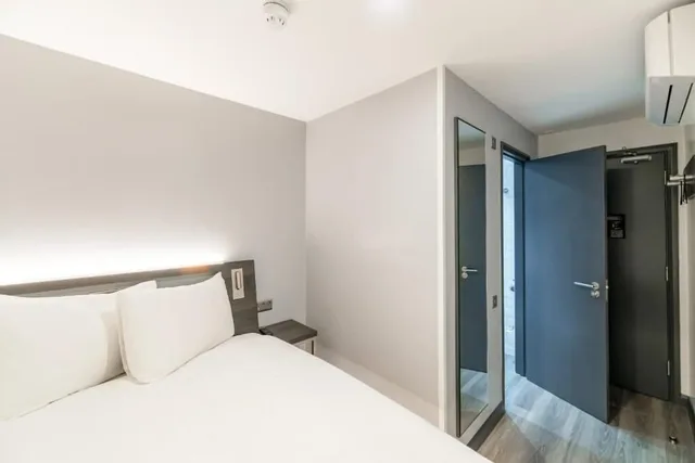 Standard, Double Bed, No Window، easyHotel London Victoria 1/10