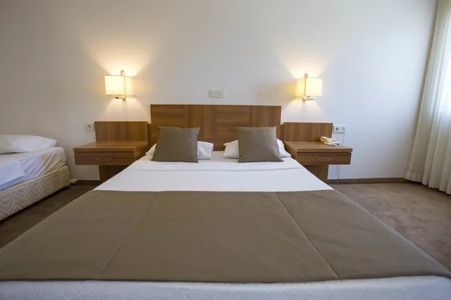 غرفة ثلاثية بسرير مزدوج وسرير فردي بإطلالة على الحديقة في الملحق، Melis Otel 1/10