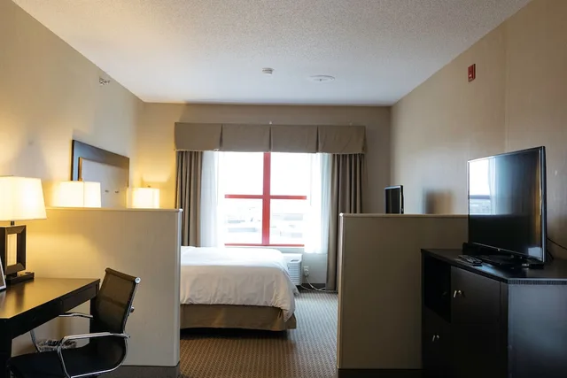 غرفة قياسية بسرير كينج مع أريكة، Holiday Inn Express Hotel And Suites Olathe North 3/3