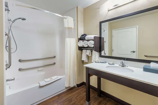 غرفة بسرير كينج لذوي الإعاقة، La Quinta Inn & Suites by Wyndham Artesia 4/4