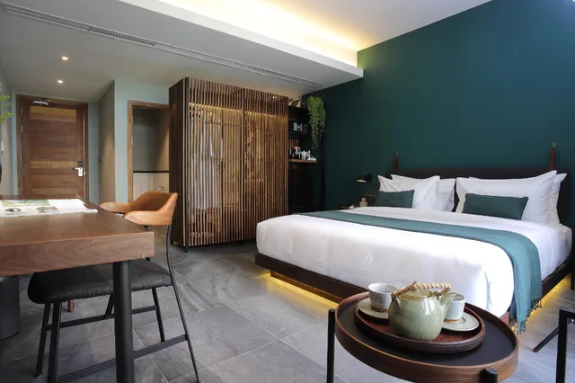 غرفة سوبيريور بسرير كينج بإطلالة على المسبح، Baitong Hotel And Resort Phnom Penh 1/1