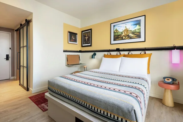 غرفة بسرير كوين لذوي الإعاقة، Moxy Allentown Downtown 1/4