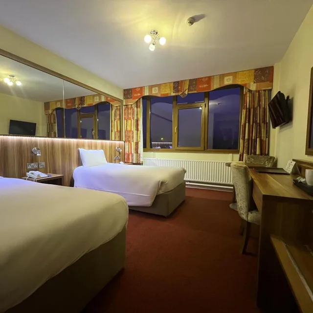 Room, Twin Beds, West County Hotel 2/10