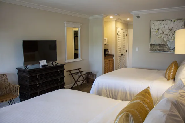 غرفة ديلوكس بسريرين كوين بإطلالة على البحيرة، Inn On The Lakes 2/3