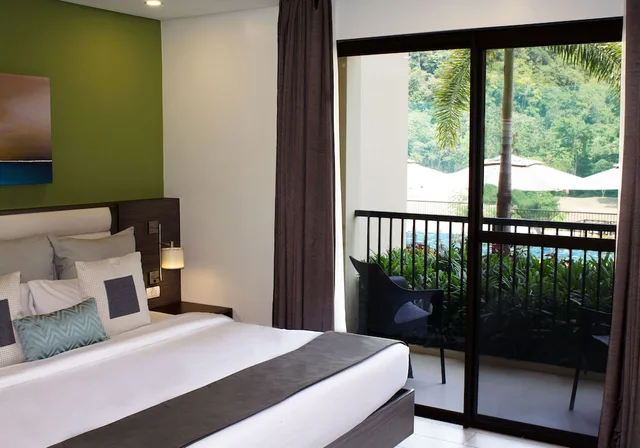 Connecting, Lagoon, 1 King and 2 Queen Beds, Pool View، Fairways And Bluewater Newcoast Boracay 1/4
