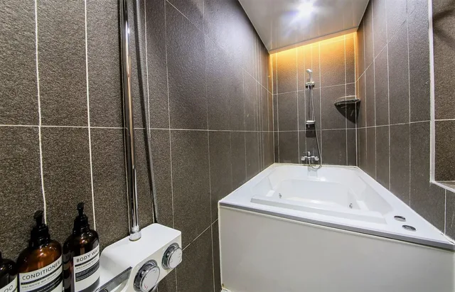 غرفة بريميوم بسريرين منفصلين وسرير كينج وسرير فردي، Busan Station Popcorn Hotel 3/4