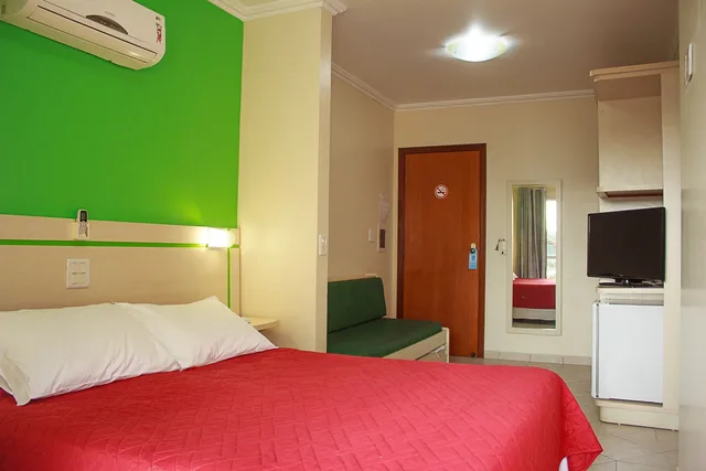 غرفة قياسية رباعية بسرير مزدوج بشرفة مع أريكة، Bombinhas Praia Apart Hotel - Unidade Bombas 1/8