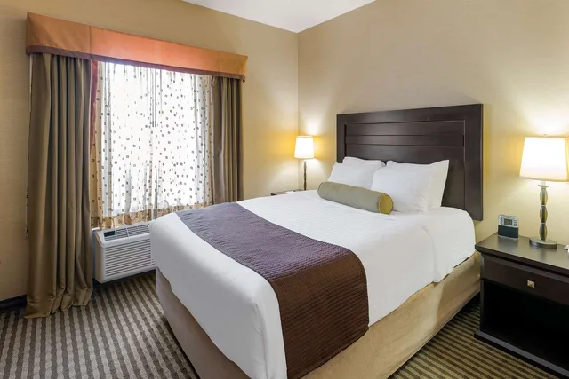 جناح بسرير كوين مع أريكة بمنطقة جلوس، Best Western Sunrise Inn and Suites 1/3