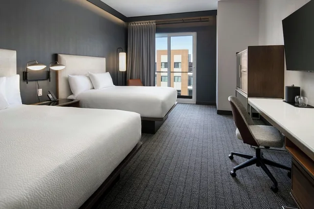 Room, 2 Queen Beds, Balcony, Courtyard By Marriot Sand City Monterey 3/5