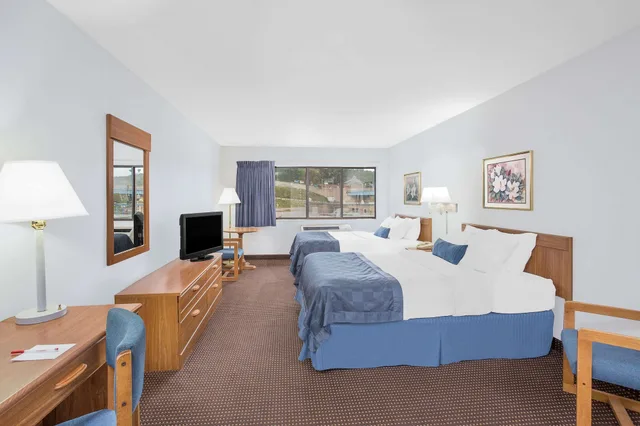 غرفة بريميوم بسريرين كوين بجاكوزي، Ramada By Wyndham Hancock Waterfront 3/5