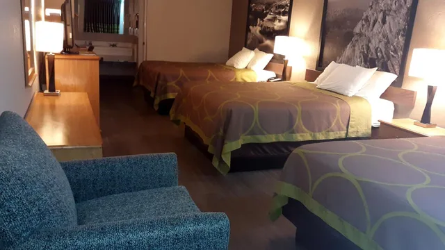 غرفة بسريرين كوين وسرير كوين، Super 8 by Wyndham Fort Chiswell Wytheville Area 2/9