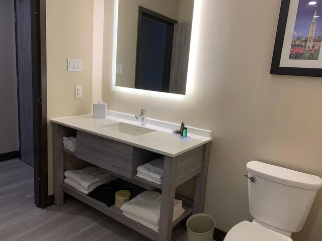 غرفة ديلوكس بسرير كينج وسريرين كوين، Wingate by Wyndham Kanata West Ottawa 7/8