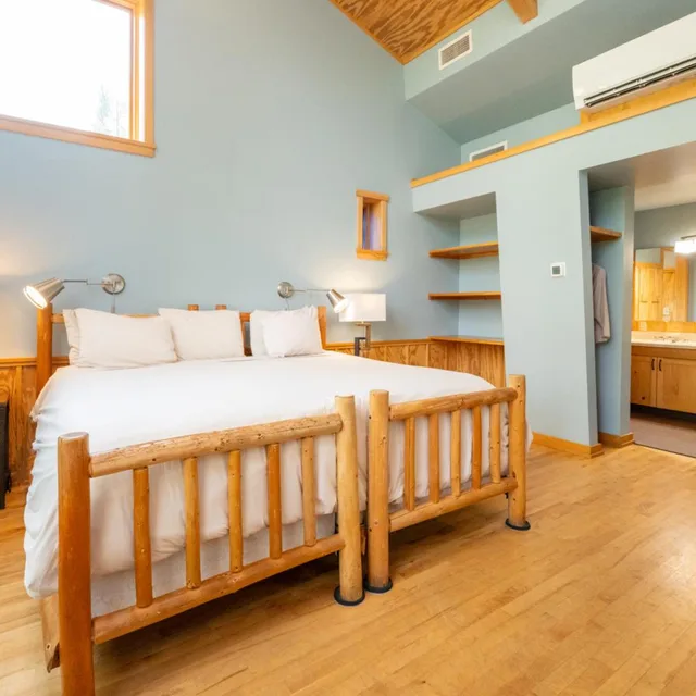 كابينة بسرير كينج لذوي الإعاقة، Sleeping Lady Mountain Resort 2/3