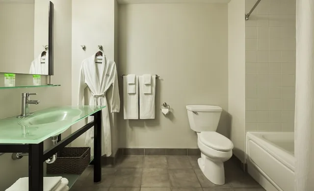 غرفة قياسية بسرير كوين، Imperia Hotel And Suites 2/2