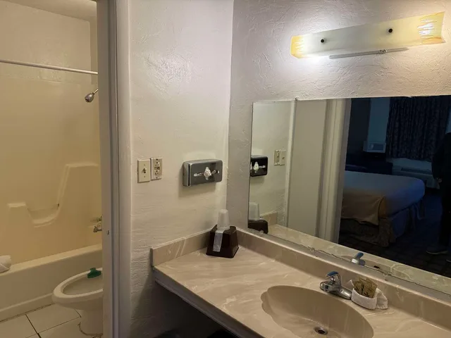 غرفة بسرير كينج للمدخنين، Americas Best Value Inn Wendover 3/3