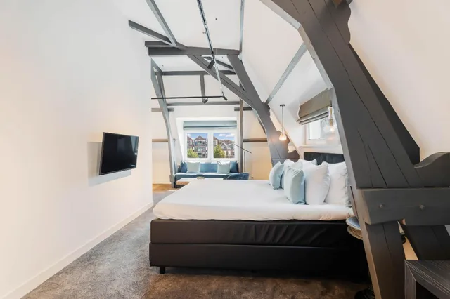 جناح، Hotel Maassluis 4/10