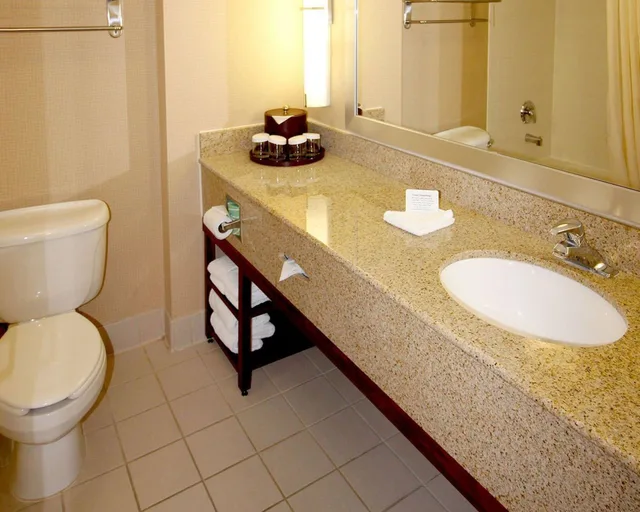 جناح بسرير كينج بحوض جاكوزي، Comfort Suites Near University 7/7