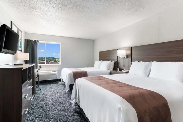 جناح بسرير كوين مع أريكة، Quality Inn & Suites Ferdinand 6/10