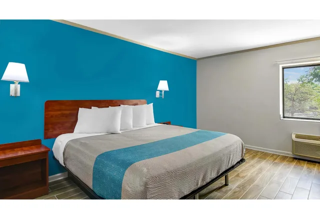 غرفة بسرير كينج لذوي الإعاقة، Motel6 Norcross, GA 1/4