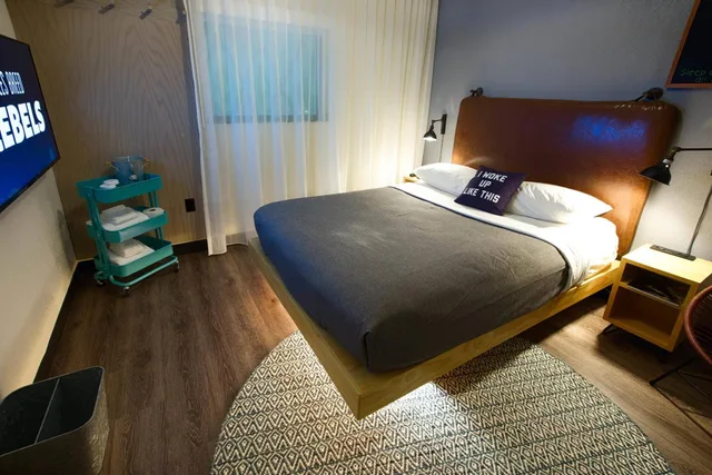 غرفة بسرير كوين بحوض استحمام لذوي الإعاقة، Moxy New Orleans Downtown French Quarter Area 1/6