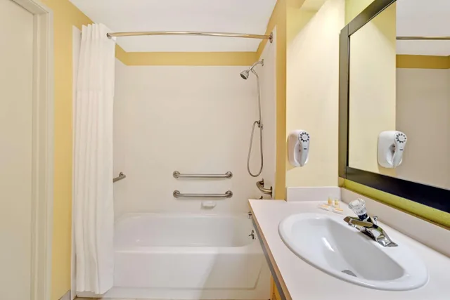 Room, King Bed, Bathtub, Accessible, Days Inn & Suites by Wyndham DeSoto 5/10