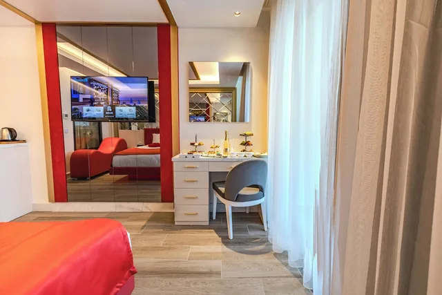 غرفة قياسية بسرير كوين بإطلالة جزئية على البحر، Granada Luxury Red Adults Only 16 6/7