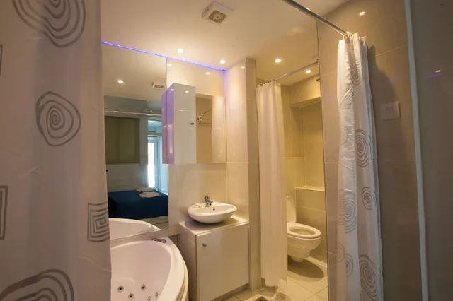 استوديو رومانسي بسرير كوين بحوض جاكوزي، Nissi 49 Apartments 6/9
