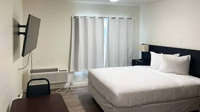 غرفة قياسية بسرير كوين بمطبخ، Studio6 Pasco, WA 1/4