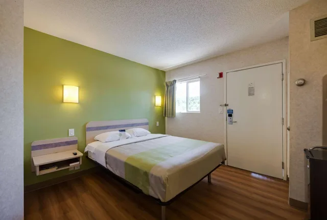 1 Queen Bed - Accessible, Non-Smoking, Motel6 Statesville, NC 2/8