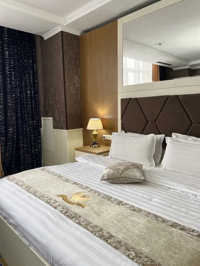 غرفة فاخرة بسرير كينج بحوض جاكوزي، Grand Erbil Hotel 1/3