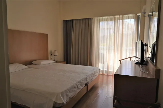 غرفة كلاسيكية بسريرين منفصلين بإطلالة على المسبح، Angela Downtown Hotel 2/4