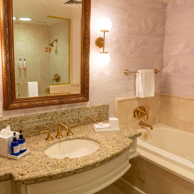 غرفة بسرير كينج بشرفة، Carlton Hotel 4/7