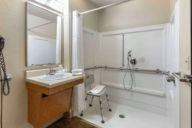 غرفة بسرير كوين لذوي الإعاقة، WoodSpring Suites Raleigh Garner 3/3
