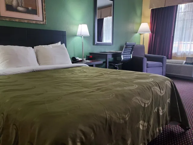 غرفة قياسية بسرير كوين للمدخنين، Quality Inn Andrews, NC 5/9