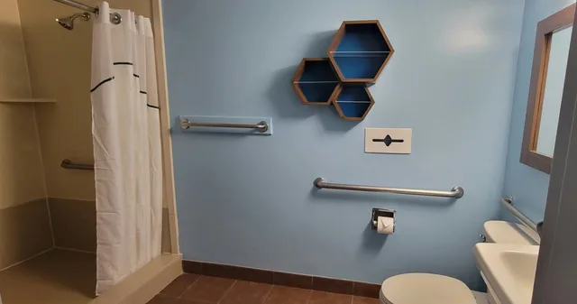 استوديو بسريرين كوين لذوي الإعاقة، HomeTowne Studios Egg Harbor-Atlantic City Airport 4/4