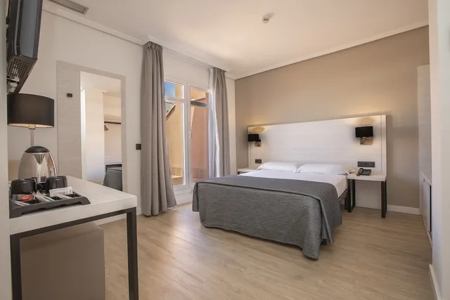 غرفة بسرير مزدوج أو سريرين منفصلين بشرفة، Hotel Porcel Ganivet 1/10