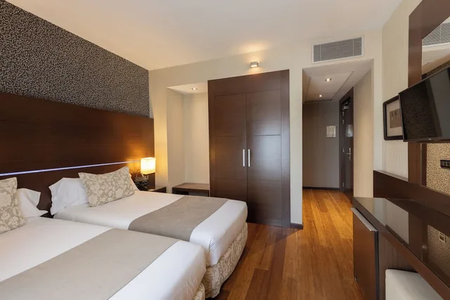 غرفة داخلية بسريرين منفصلين، HOTEL COLONIAL BARCELONA 1/10
