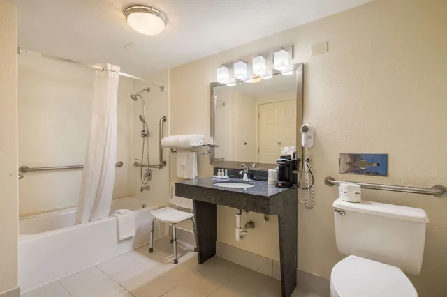 غرفة بسريرين مزدوجين لذوي الإعاقة، Quality Inn Tulsa Central 5/5