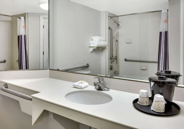 غرفة بسريرين مزدوجين لذوي الإعاقة، La Quinta Inn & Suites by Wyndham Dallas - Addison Galleria 4/7