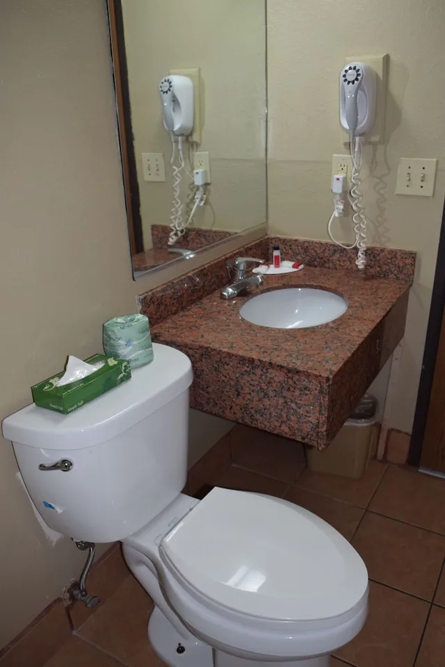 غرفة قياسية بسرير كينج، Super 8 by Wyndham Homewood Birmingham Area 5/5